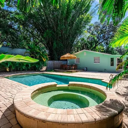 Villa Tropical Oasis- Luxury Pool -Ace Location
